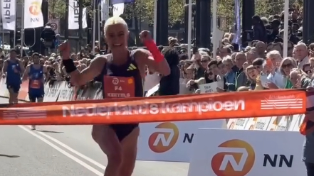 Mikky Keetels komt springend over de finish.