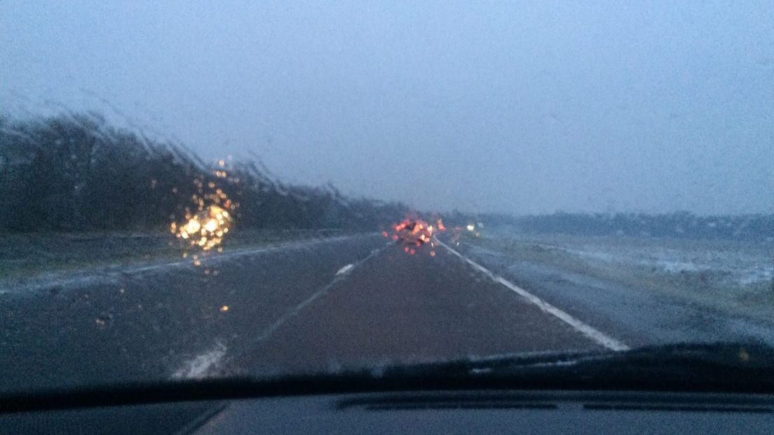 De A28 richting Assen waren goed begaanbaar, wel regende het (Rechten: Roy van Gool / RTV Drenthe)