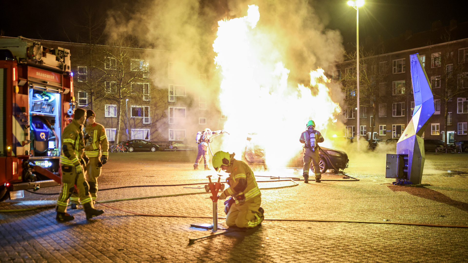 Felle uitslaande autobrand geblust in Rotterdam-West