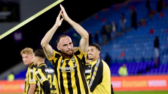 De Graafschap in crisis • cultheld Zumberi geniet bij Vitesse