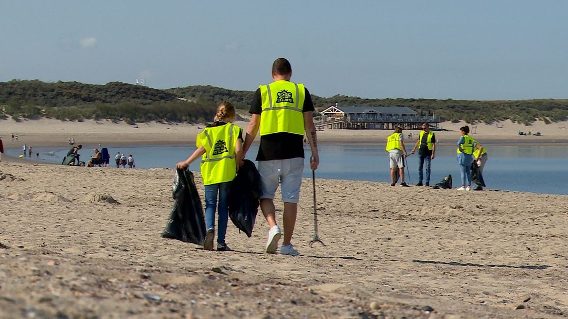 Elk dag wordt een ander stukje strand van Schouwen-Duiveland schoongemaakt