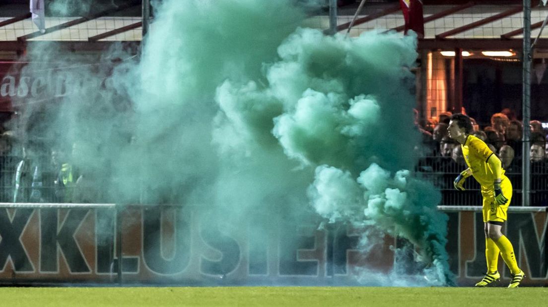 Een groene fakkel belandde pal naast Harkema-doelman Erick Jansema