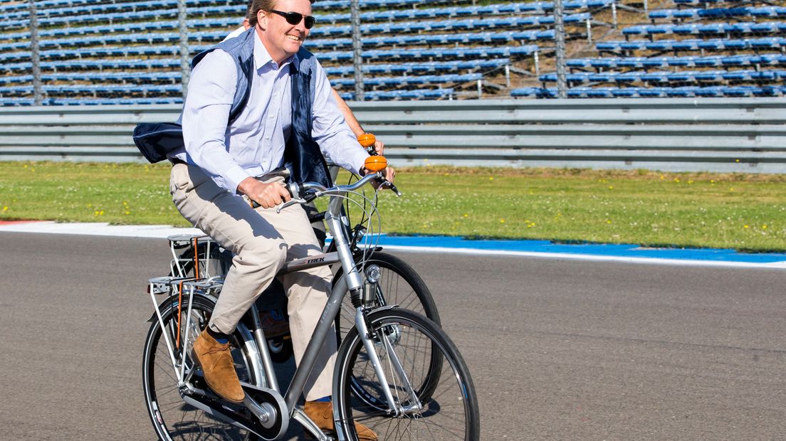 Koning Willem-Alexander fietst op TT-circuit