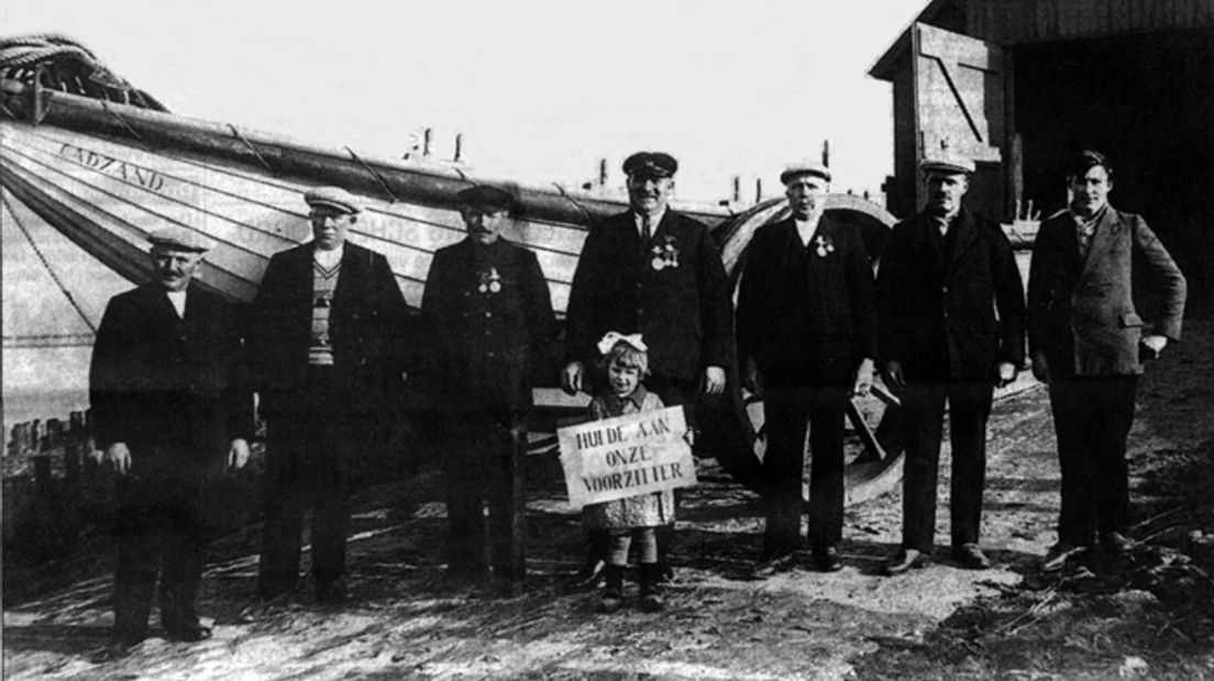 De KNRM van Cadzand, Cees van den Heuvel staat achter het kleine meisje