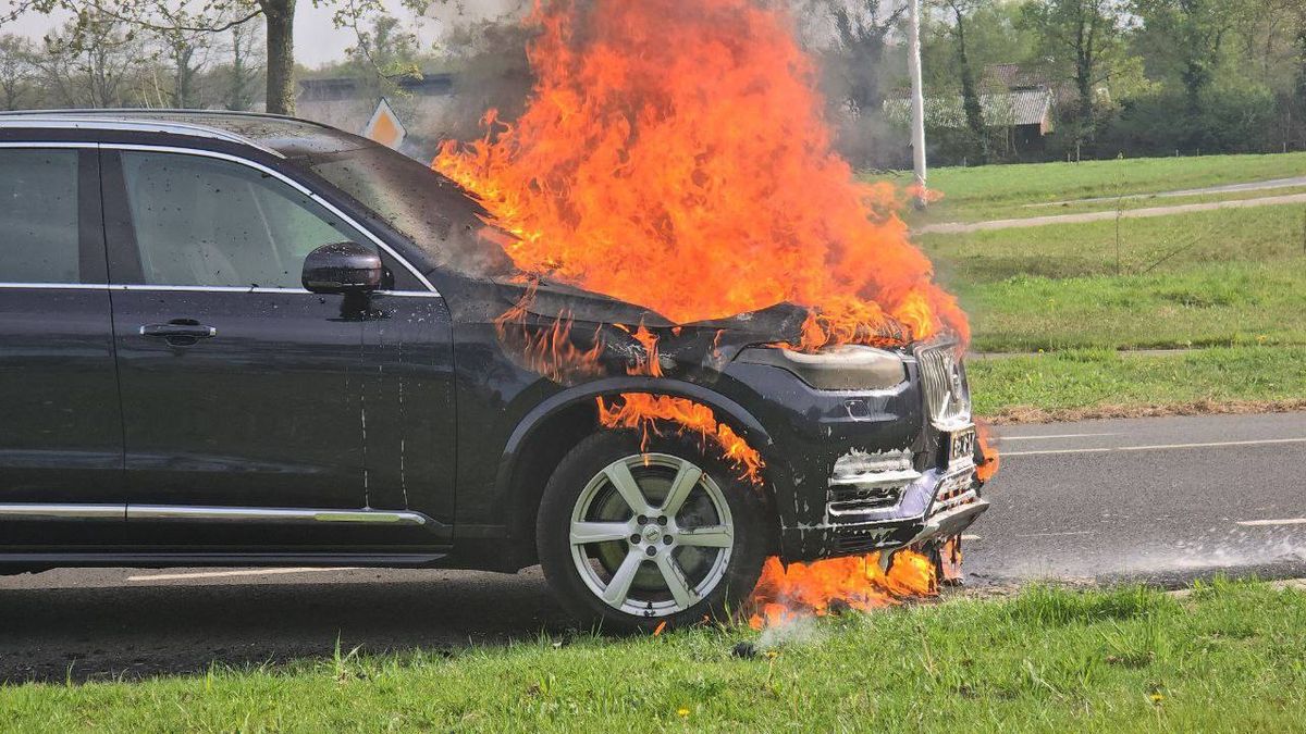 Auto vat vlam tijdens het rijden in Weerselo