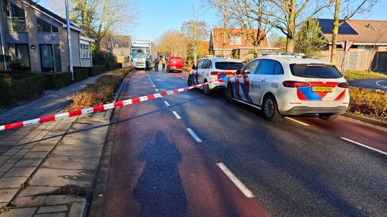 Fietser gewond na aanrijding met vrachtwagen, traumahelikopter opgeroepen