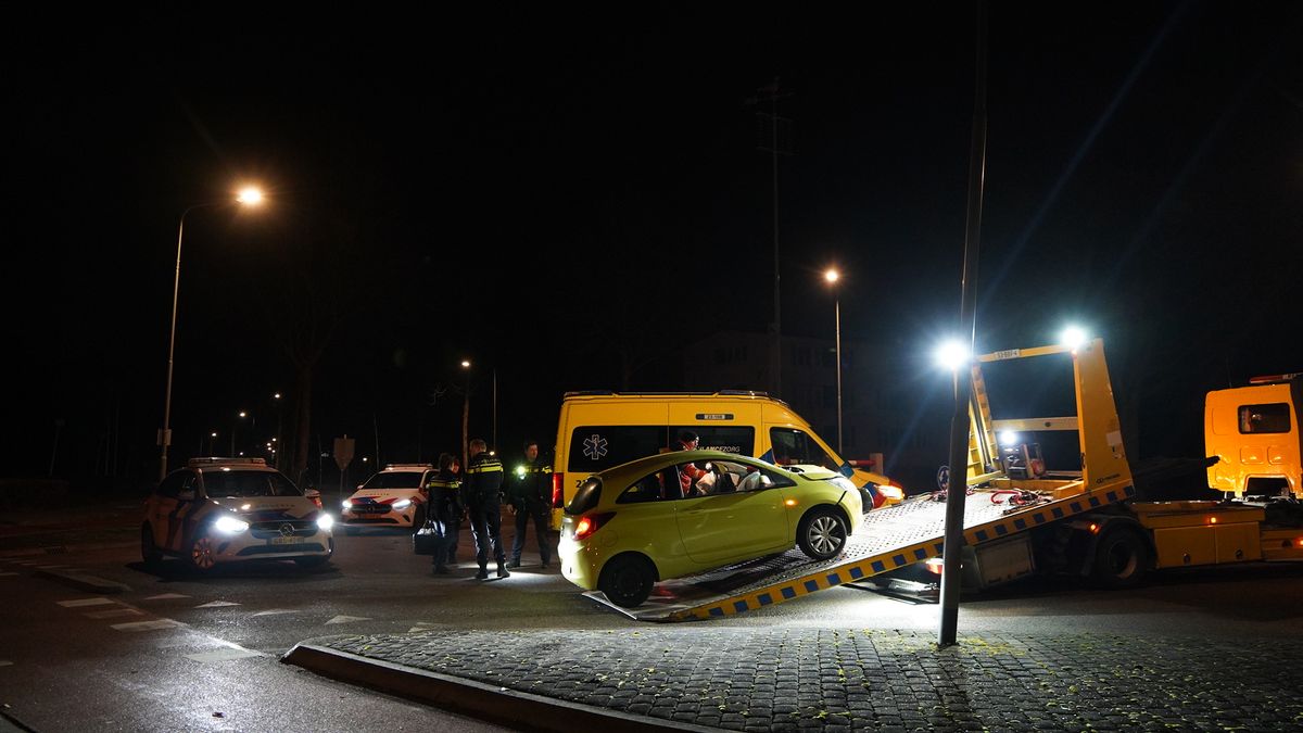 Beschonken bestuurder botst tegen lantaarnpaal in Venray