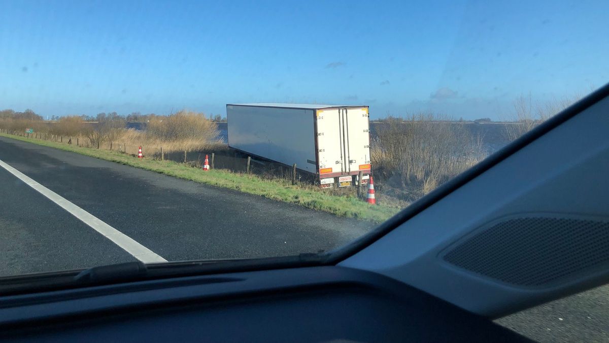 Vrachtwagen staat door ongunstig weer dag in berm tussen Oosterzee en Sint-Nyk