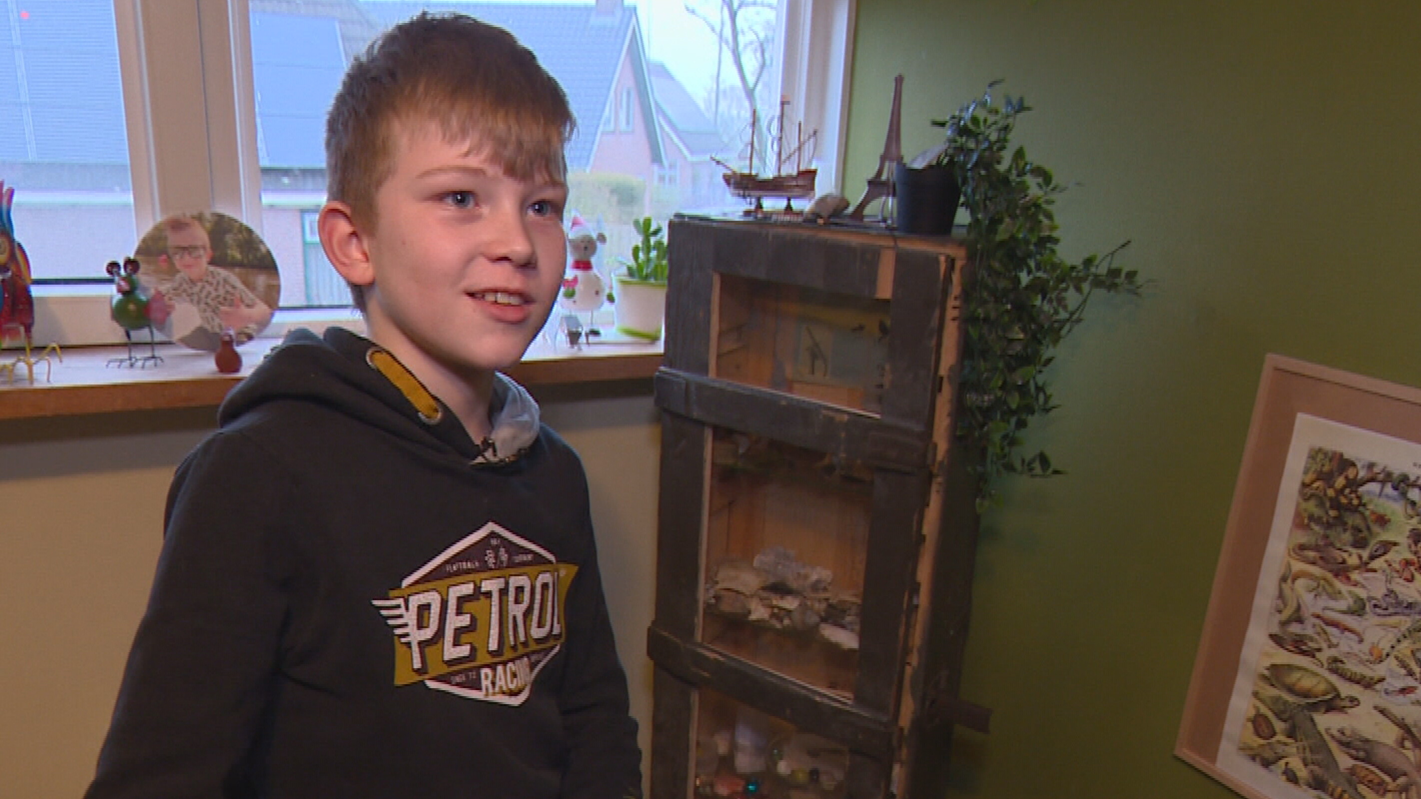 Dylan (10) timmeret en ferkeapet fûgelhúskes om te sparjen foar in eigen boat