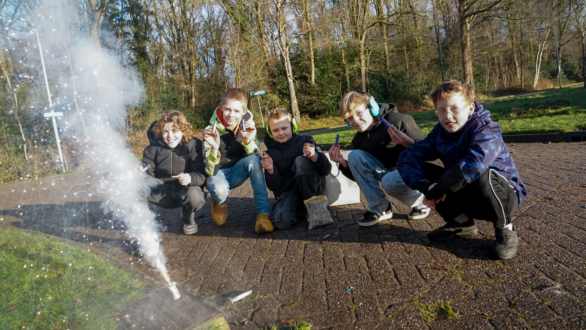 Carbid, vuurwerk en oliebollen: zo viert Drenthe de laatste dag van 2025