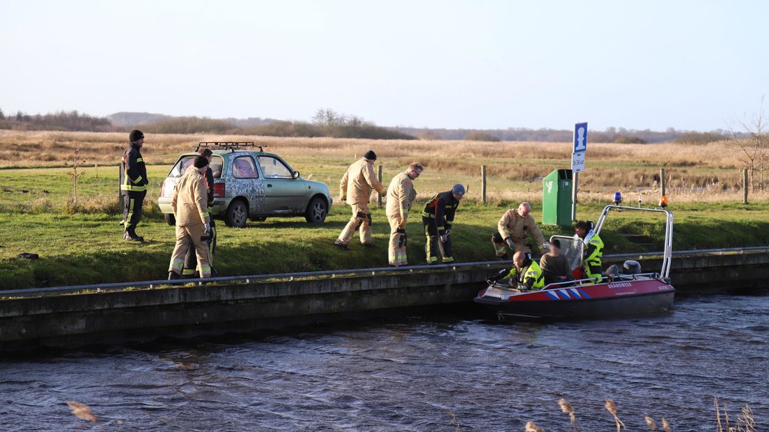 Twee vissers raakten vanmorgen onderkoeld op het Zuidlaardermeer (Rechten: Persbureau Meter)