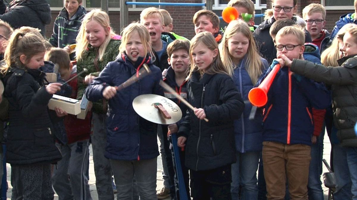 Schreeuwen, trommelen, klappen; schoolkinderen in Boerhaar maken lawaai voor gehandicapte kind