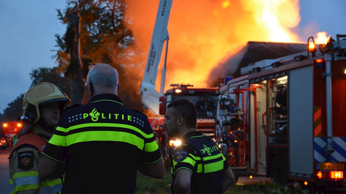 Woonboerderij brandt uit in Lettele