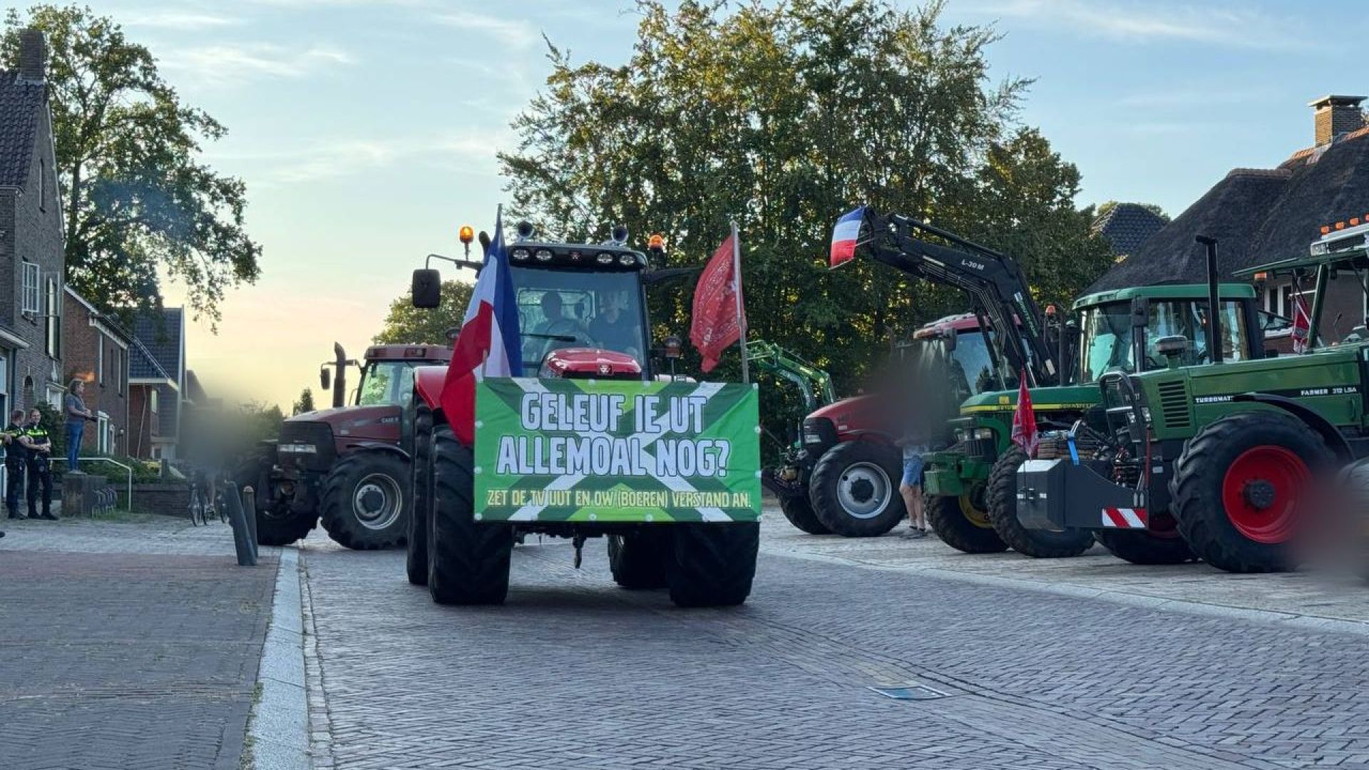 Boeren voeren met trekkers actie tegen de nieuwe stikstofplannen van het kabinet.