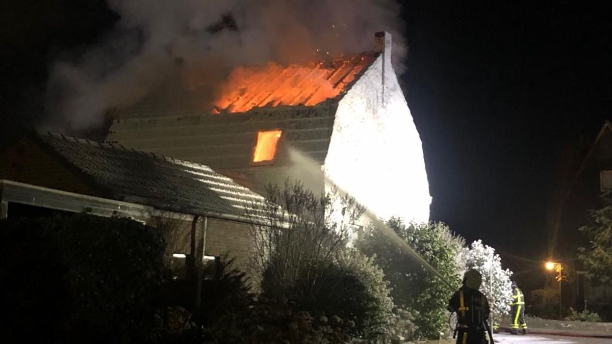 Vlammen slaan uit dak woning in Swalmen