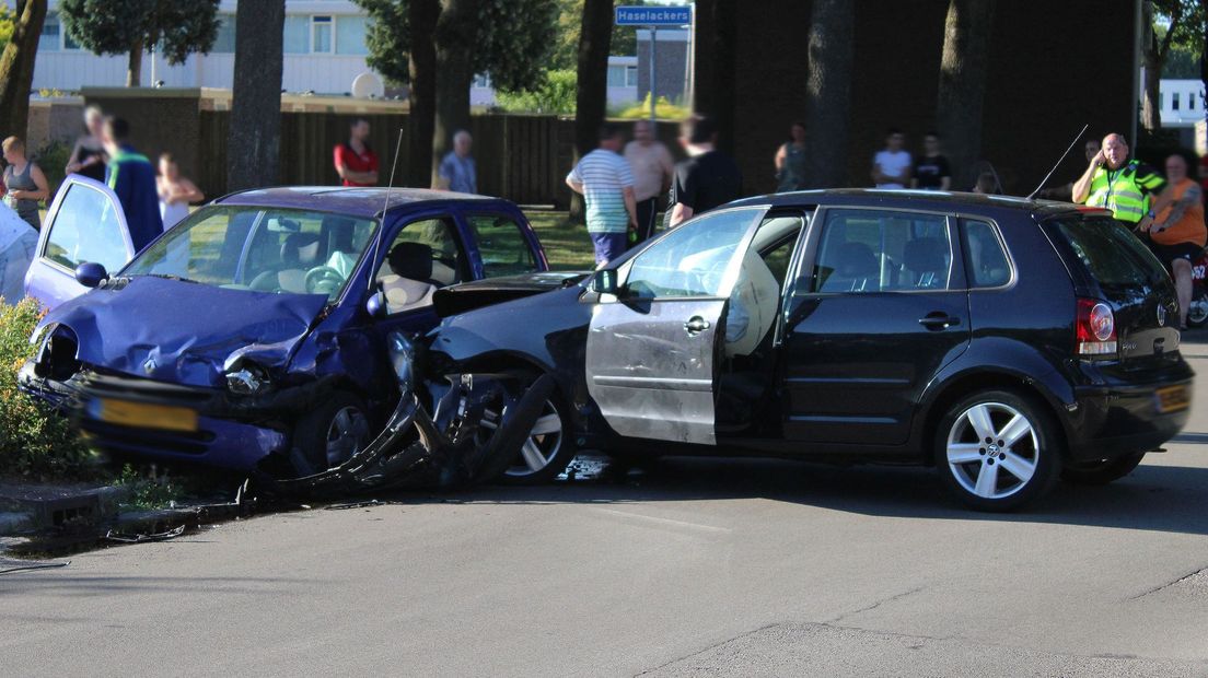 De auto's raakten zwaar beschadigd (Rechten: De Vries Media)