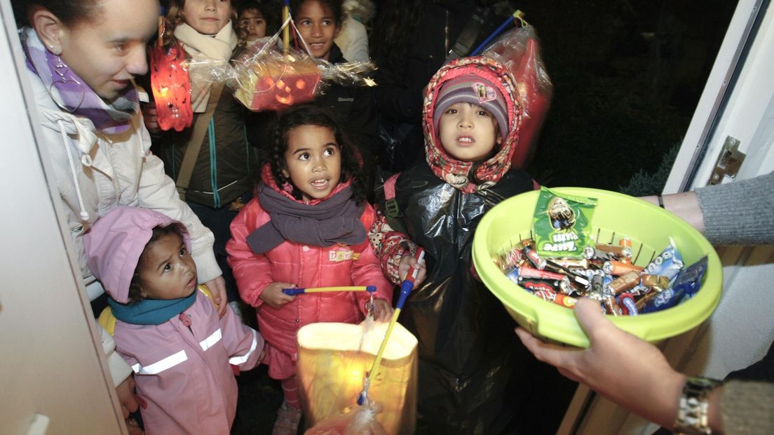 Met je 'lutje lanteern' langs de deur