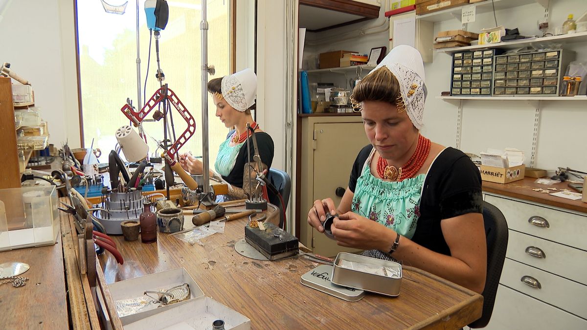 Goudsmid werkt in dracht: 'Ik denk dat mijn oma het heel leuk had gevonden'