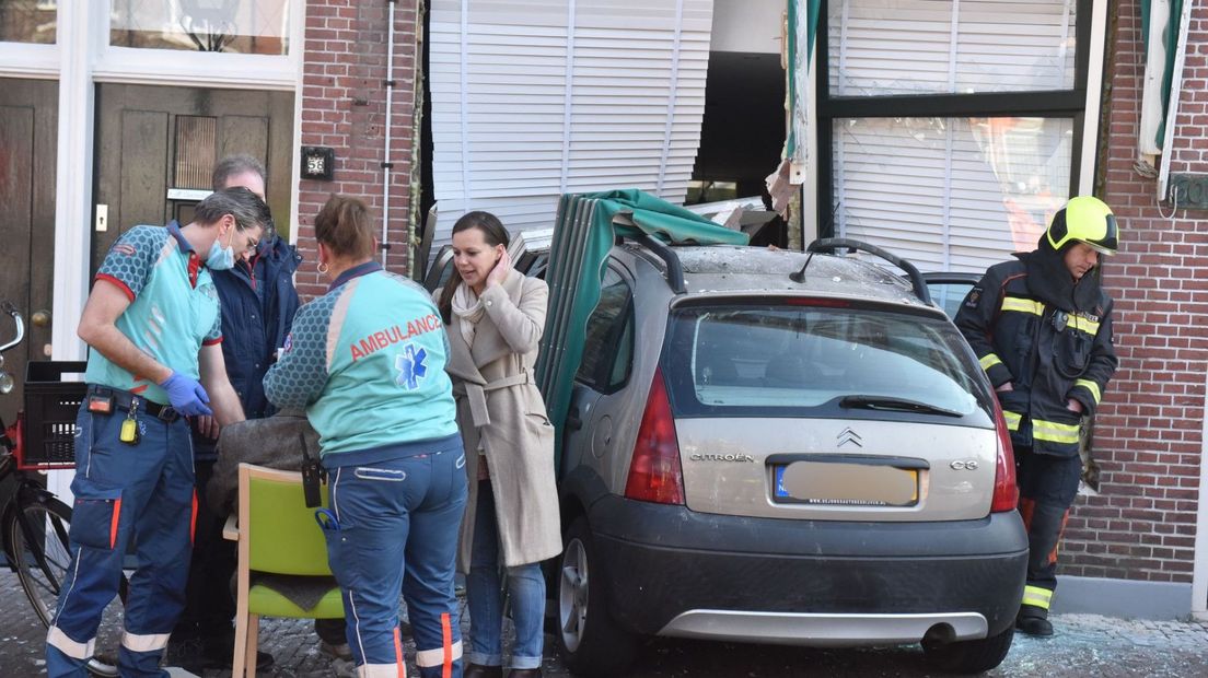 Een oudere man reed zaterdag een woning in Leiden in met zijn auto