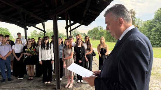 Gouverneur legt krans bij station richting vernietigingskamp Auschwitz in Polen Home