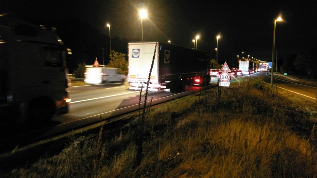 Het was dinsdagavond extreem druk op de Gelderse wegen. Op de A1 moesten automobilisten echt geduld hebben, daar vonden meerdere ongelukken plaats.