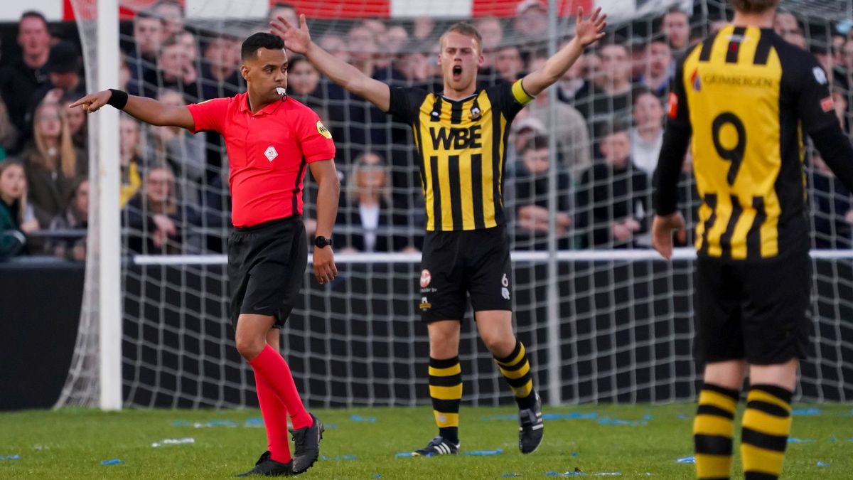 Opnieuw supportersrellen bij wedstrijd Rijnsburgse Boys 'Ging zelfs iemand knockout' Omroep West Opnieuw supportersrellen bij wedstrijd Rijnsburgse Boys 'Ging zelfs iemand knockout' Omroep West