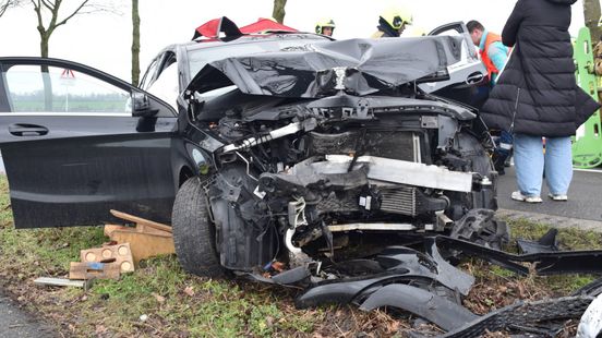 Automobilist remt plots en rijdt door: 19-jarige knalt tegen boom