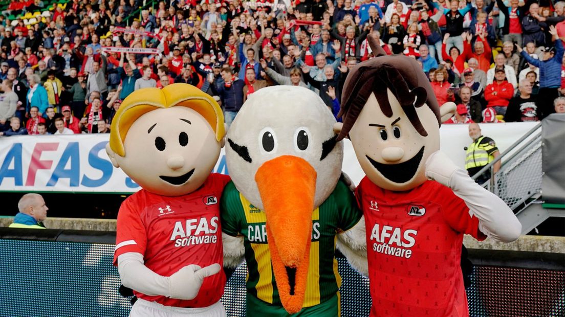 Storky van ADO met naast zich de AZ-mascottes Herry & Berry in het Cars Jeans Stadion. 