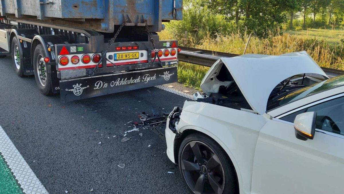 Auto botst achterop stilstaande vrachtwagen op N36 bij Vriezenveen