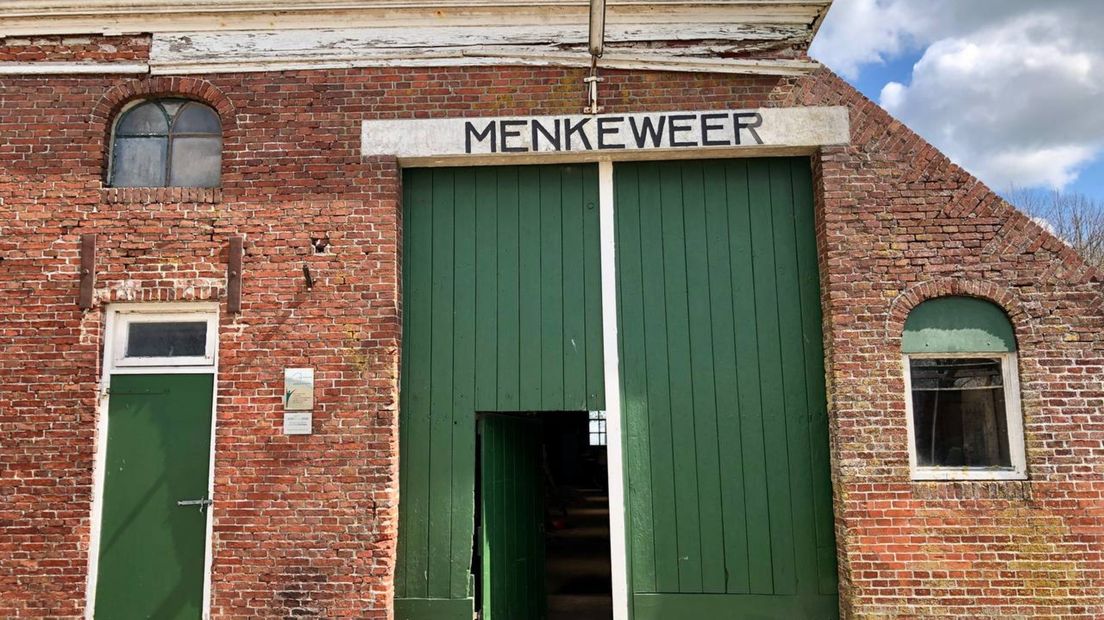 De voordeur van de eeuwenoude weem