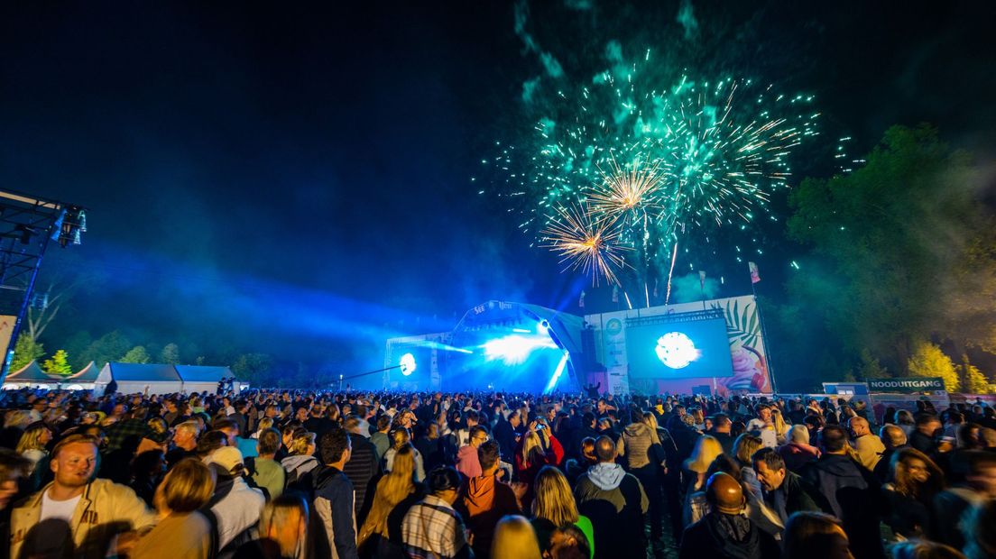 Met vuurwerk, afgestoken vanaf het water, wordt de eerste dag van het Zomerspektakel aan het Meer afgesloten