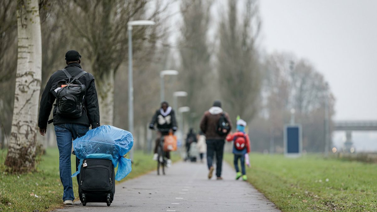 Aantal asielzoekers in aanmeldcentrum Ter Apel loopt op tot boven de 2.100