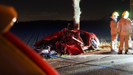 Automobilist naar ziekenhuis na botsing tegen boom in De Haandrik.
