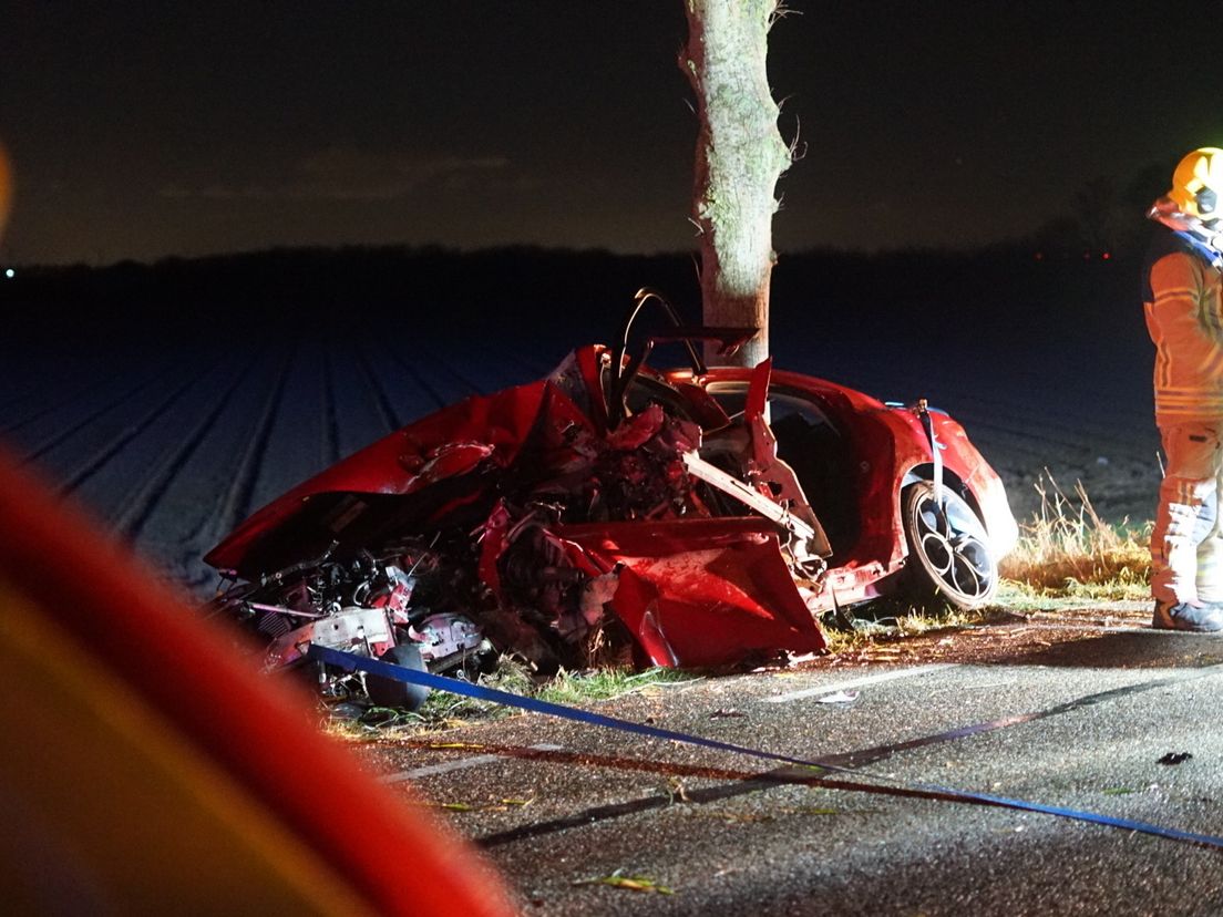 Automobilist ernstig gewond na frontale botsing tegen boom in Dirksland
