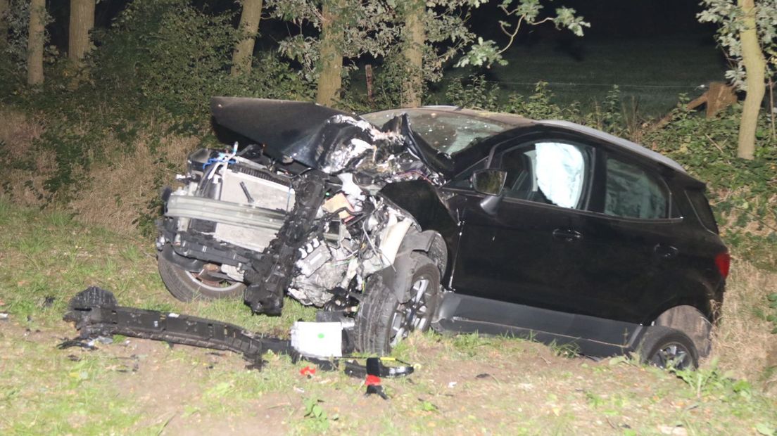 In Terschuur botste een auto zondagavond frontaal op een boom. Daarbij vielen twee gewonden.