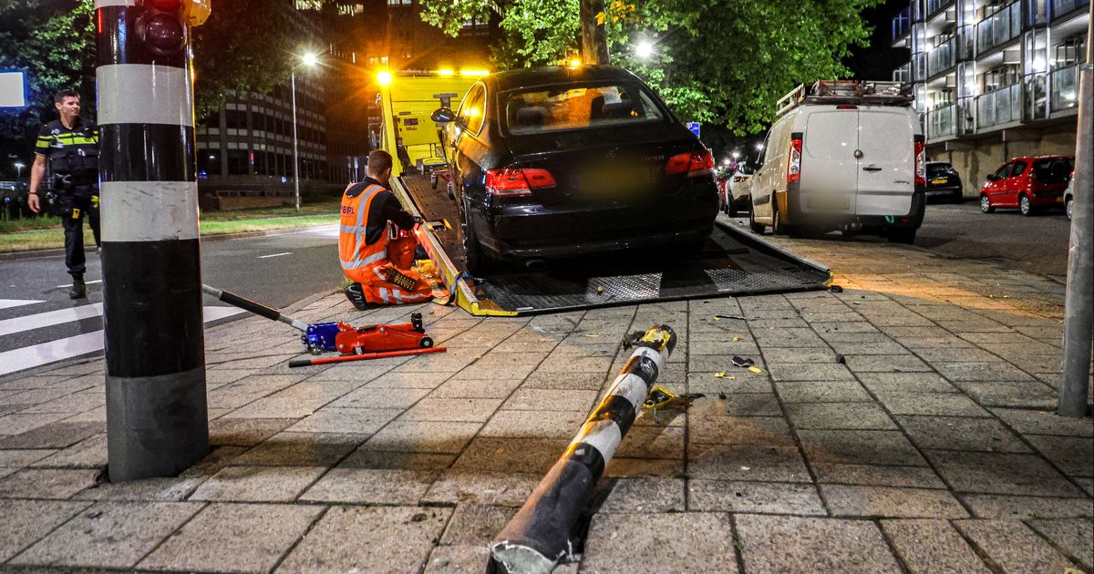 Auto vliegt uit de bocht en verliest voorwiel na botsing