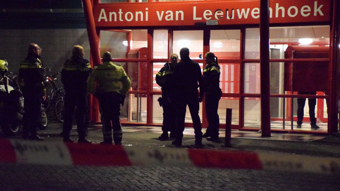 De politie doet onderzoek bij de flat in Zoetermeer