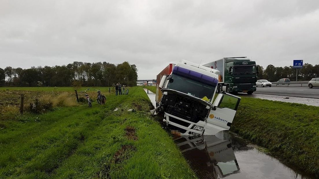 Vrachtwagen rijdt sloot in langs A28 bij Staphorst