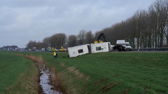 File op A32 tussen Diever en Meppel-Noord na ongeluk met oplegger. File op A32 tussen Diever en Meppel-Noord na ongeluk met oplegger.
