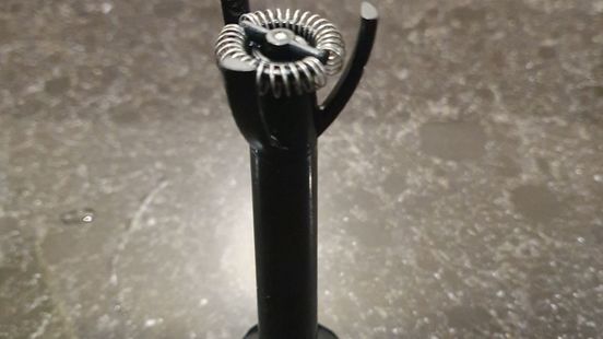 Wie helpt Hans aan een melkschuimopklopper ?