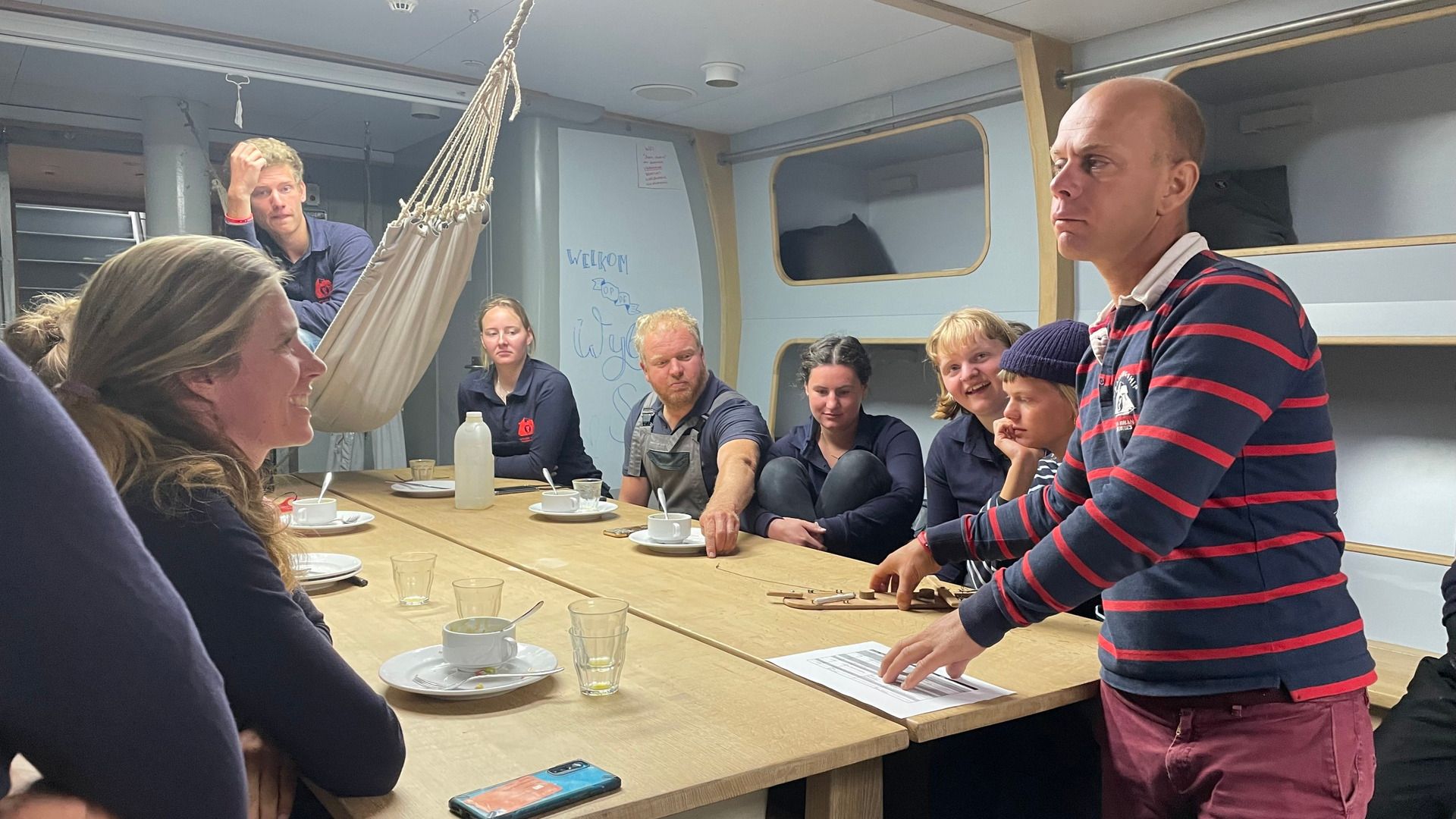 Kapitein Tsjerk Hoekstra van de Wylde Swan geeft uitleg over de dagtocht