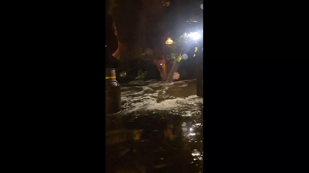 Het water stroomt met een enorme kracht door het restaurant.