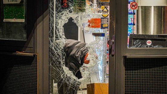 Inbraak in stationswinkel, glazen toegangsdeur vernield