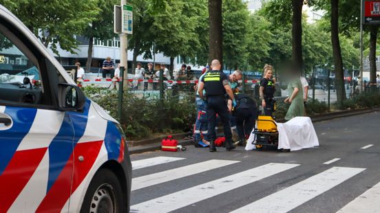 Jonge voetganger aangereden door motorrijder in centrum van Rotterdam. Jonge voetganger aangereden door motorrijder in centrum van Rotterdam.