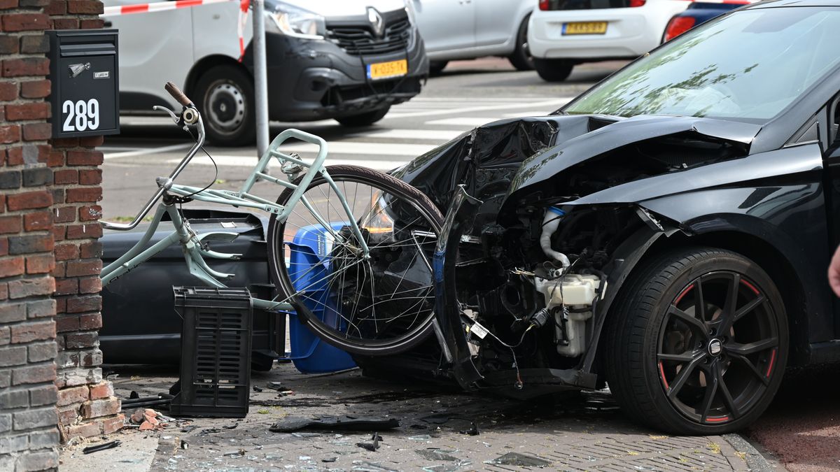 Auto botst tegen woning in Leeuwarden | Code geel vanwege kans op onweersbuien