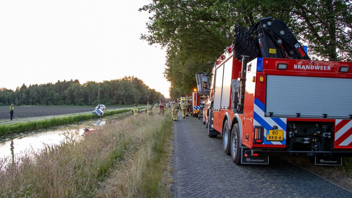 Duikers zoeken bij Oosterhesselen naar inzittenden auto
