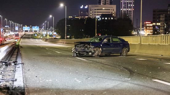 Auto slaat over de kop na botsing op A58, bestuurder zwaargewond. Auto slaat over de kop na botsing op A58, bestuurder zwaargewond.