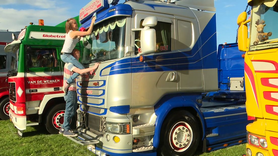 Trucks worden gepoetst voor Nog Harder.