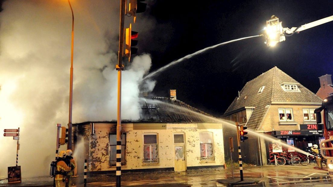 Brand verwoest pand in centrum Nijverdal