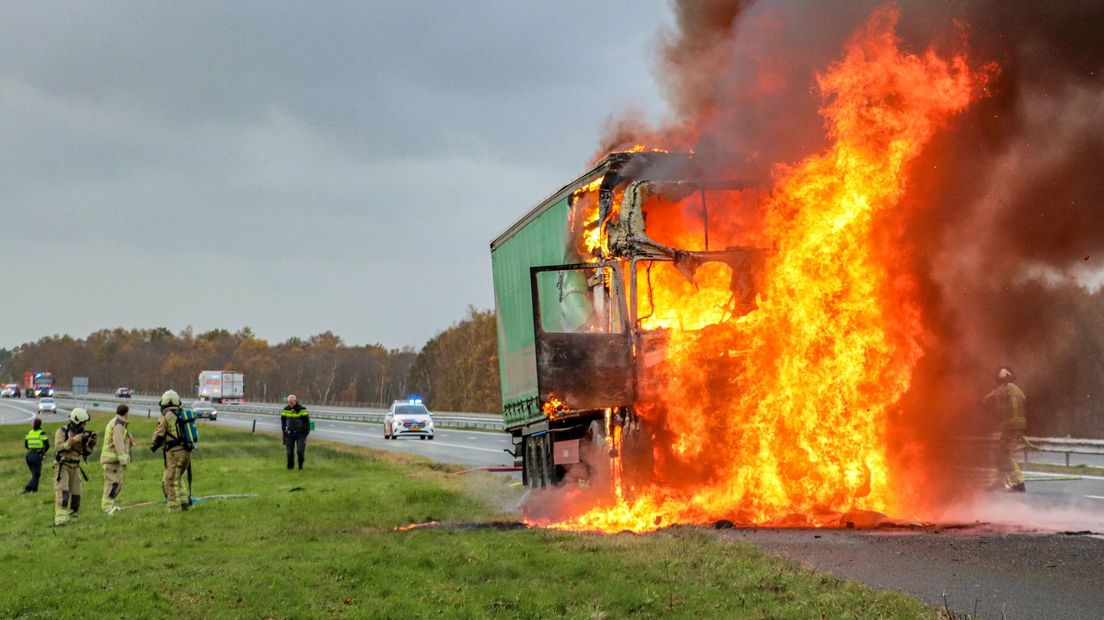 Vrachtwagen in brand op A37, snelweg afgesloten